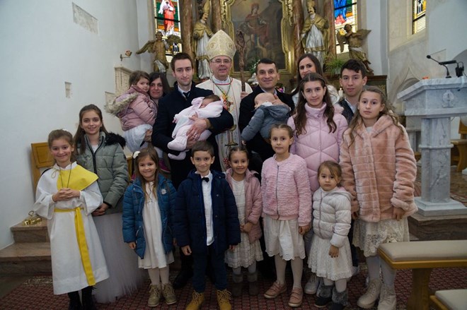 ​Biskup Radoš krstio Ritu Mariju, šesto dijete obitelji Sakač iz Svetog Martina na Muri